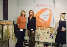 Iris Komen en Tip Kuipers van Boweevil. Bedrijven die hun klanten tassen met eigen merk willen geven aan de klant, kunnen bij Boweevil terecht.