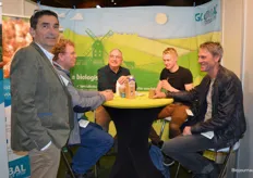 Christian Bressers en in het midden Jac Matijsen van Global Feed Mill met bezoekers in gesprek.