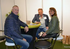 Lammert van Nijhuis van Transmefo in gesprek met Regina en Edwin de Groot van Vof De Groot. 