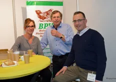 En het laatste bedrijf op het Bio-Erf is BPV, De Biologische Pluimveehouders Vereniging, met op de foto Danielle Kanninga, Henk Spruijt en voorzitter Dick de Koning.