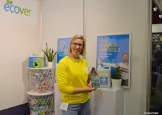 Kristel Draulans toont de nieuwe hervulverpakking van Ecover. De essential range (citroen, lavendel en dennegeur) is volgens haar exclusief voor de bio-handel beschikbaar.