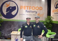Remco Broeders en Helm Cornelissen van Petfood factory.