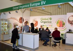De stand van Global Organics Europe. Hebben biologische sap, cacao en suiker.