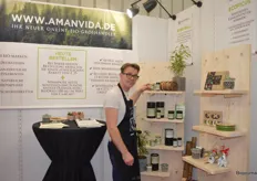 Tim Spek met naast hem een deel van het aanbod van de nieuwe online zakelijke bio-groothandel Amanvida.de. Hier is onder meer BambuSalz verkrijgbaar. "We werken hier aan ons partnerschap richting de retail.