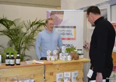 Benjamin Prösel vertelt een geïnteresseerde meer over de producten van Fairtrade Original. Nieuw voor de Duitse markt zijn de Thaise Curry (Red en Green).