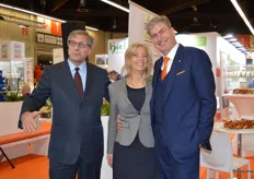 Zoals altijd het stralende middelpunt: Jacqueline Poppe van Beech Business Promotion. Met links General Konsul Paul Ymkers en rechts Peter Ottmann, directeur NürnbergMesse.