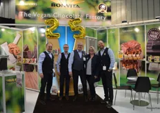 Bonvita bestaat 25 jaar en dit werd goed gevierd tijdens de BIOFACH. Van links naar rechts: Erik van Luyn, Ton de Haan, Thijs en Yvon Schuurman en Gjalt Landman.