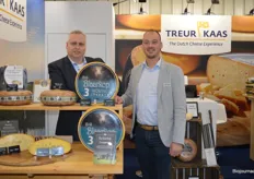 Treur Kaas presenteerde twee nieuwe gatenkazen (linksonder) en de Bio Blaarkop-kaas. Op de foto: Willem-Jan Oudehinken en Eduard Treur. 