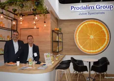 Assaf Jakubovicz en Alexander Thier in de stand van beursdebutant Prodalim Group. Dit in Rotterdam gevestigde bedrijf levert concentraten voor sappen. Ze zien een stijgende lijn in de vraag naar biologisch. 