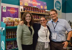 Laura van Driel, Alexandra Guerrero en Sebastiaan Krouwel bij TerraSana. Achter hen de nieuwe Aziatische productlijn met oriëntaalse specialiteiten.