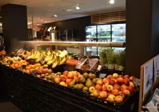 De nieuwe afdeling voor groenten en fruit -met dry misting- valt meteen op bij binnenkomst.