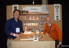 Chokay presenteerde haar nieuwe biologische chocoladerepen op de beurs. Links Lars Jacobs en rechts Bart van den Meiracker.