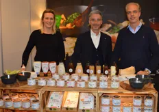 Bij Natural Spices: Chantal van der Meer, Yvo Keijlewer en Olav van der Willik. "We hebben de potjes met kruiden bewust open gezet, zodat de bezoekers op de heerlijke geur af kunnen komen", aldus Chantal. 