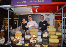 Bij Van der Heiden kaas rijpen ze onder meer kaas van de Mèkkerstee en de Wilde Weide Kaas. Op de foto: Jos Stronkhorst, Lucas Heijboer en Diederik Slieker.